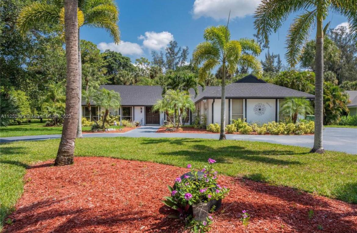 Cozy home with big pool in Wellington! view 5