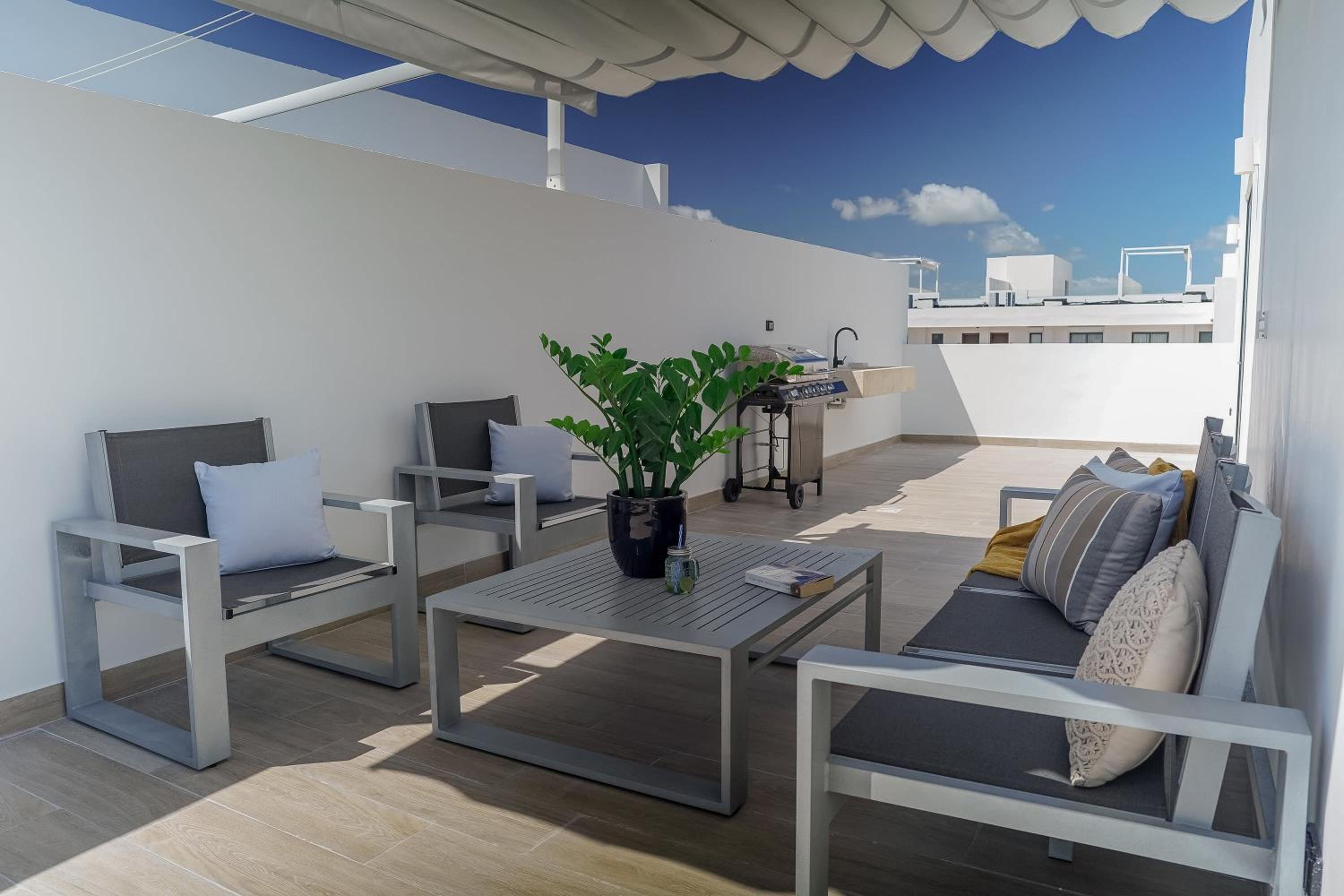 Fantastic Beach Penthouse with rooftop and BBQ