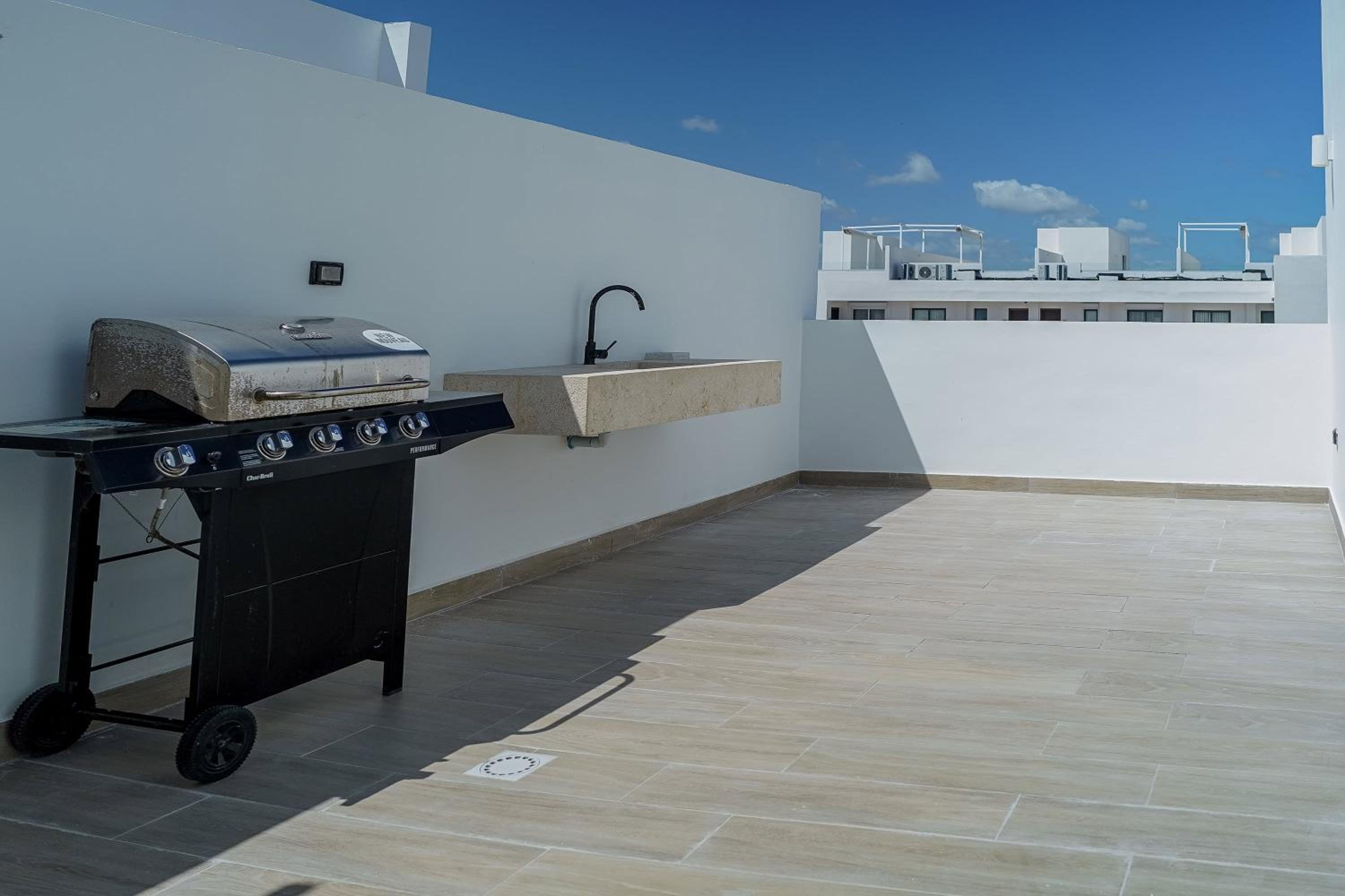 Fantastic Beach Penthouse with rooftop and BBQ
