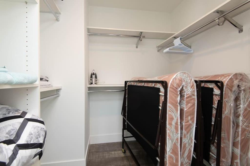 High Rise 3 Bedroom Sleeps 9 Walk to Cripto Arena in 20 Minutes