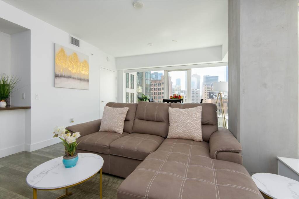High Rise 3 Bedroom Sleeps 9 Walk to Cripto Arena in 20 Minutes
