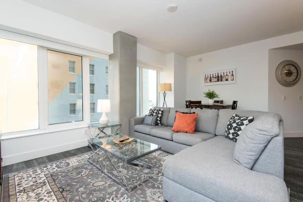 High Rise 3 Bedroom Sleeps 9 Walk to Cripto Arena in 20 Minutes