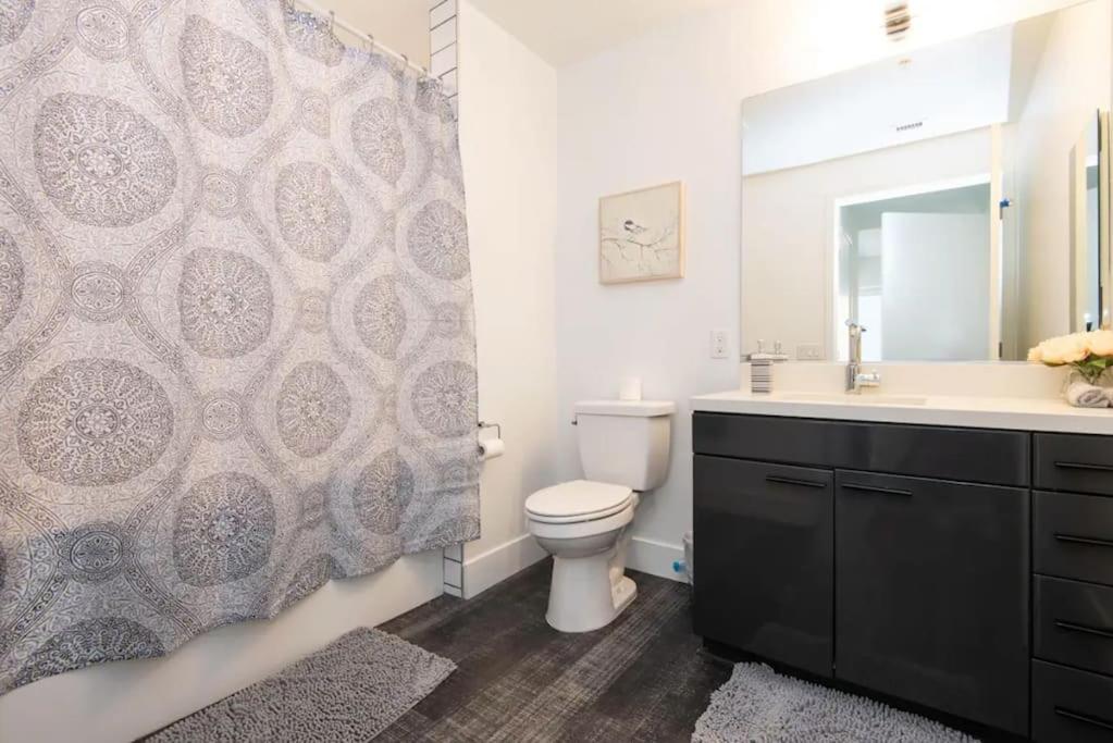High Rise 3 Bedroom Sleeps 9 Walk to Cripto Arena in 20 Minutes