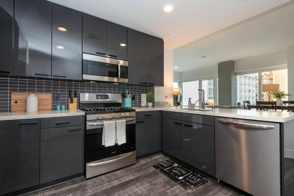 High Rise 3 Bedroom Sleeps 9 Walk to Cripto Arena in 20 Minutes