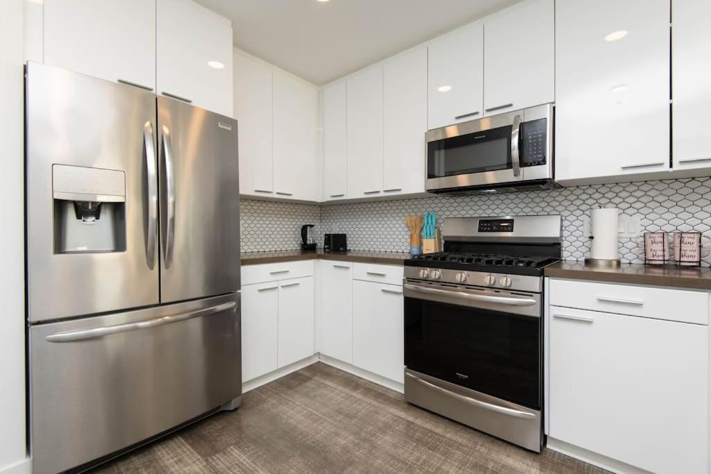 High Rise 3 Bedroom Sleeps 9 Walk to Cripto Arena in 20 Minutes