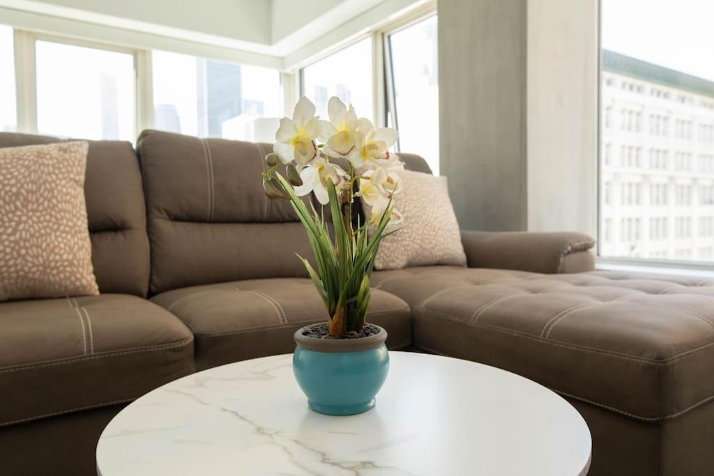 High Rise 3 Bedroom Sleeps 9 Walk to Cripto Arena in 20 Minutes