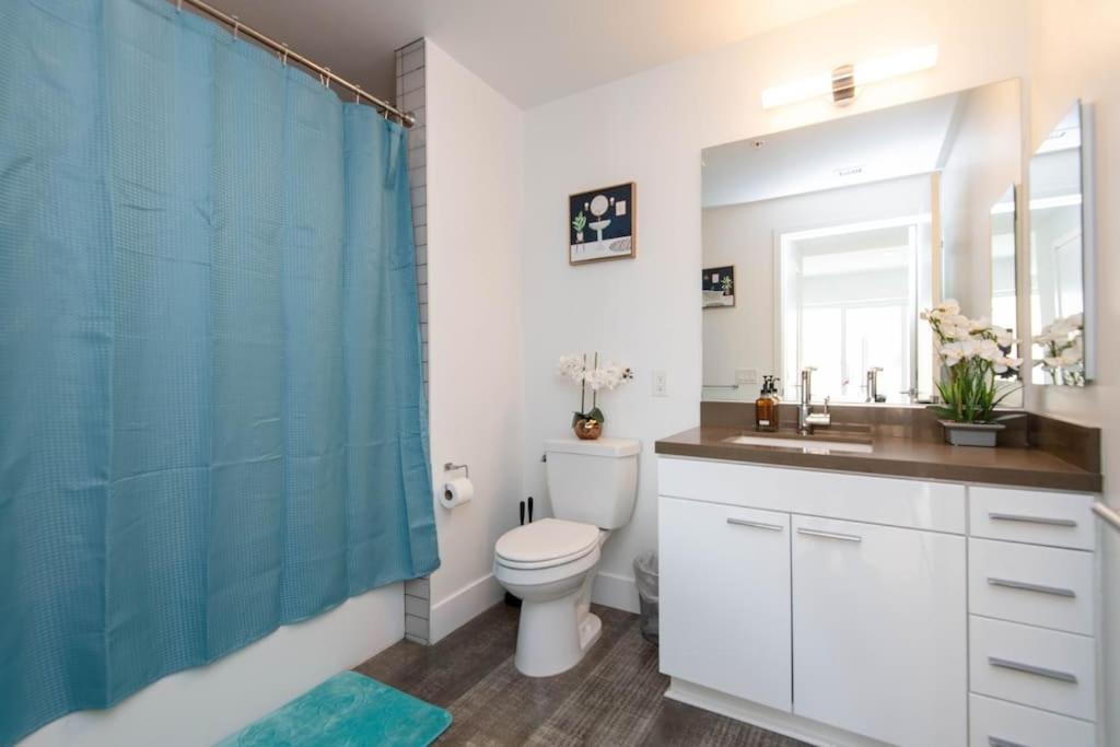High Rise 3 Bedroom Sleeps 9 Walk to Cripto Arena in 20 Minutes