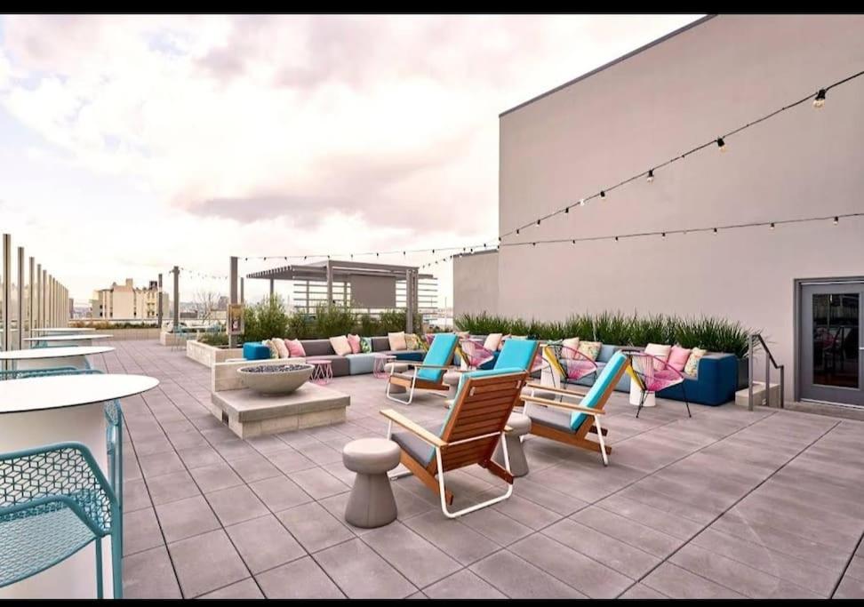 High Rise 3 Bedroom Sleeps 9 Walk to Cripto Arena in 20 Minutes