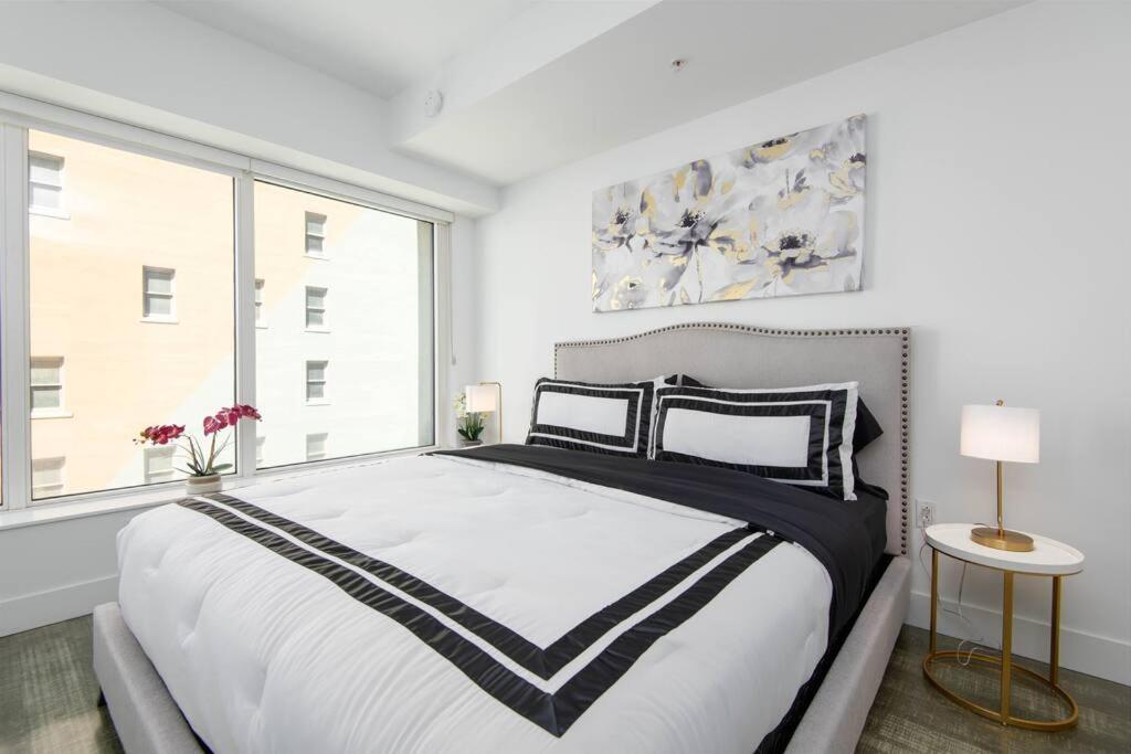 High Rise 3 Bedroom Sleeps 9 Walk to Cripto Arena in 20 Minutes