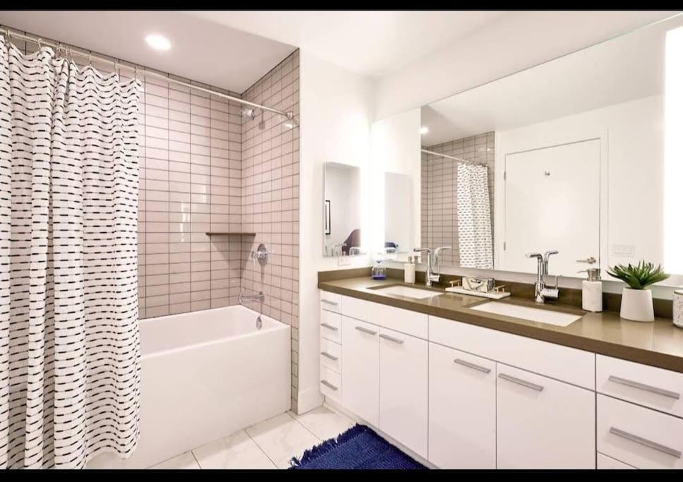 High Rise 3 Bedroom Sleeps 9 Walk to Cripto Arena in 20 Minutes