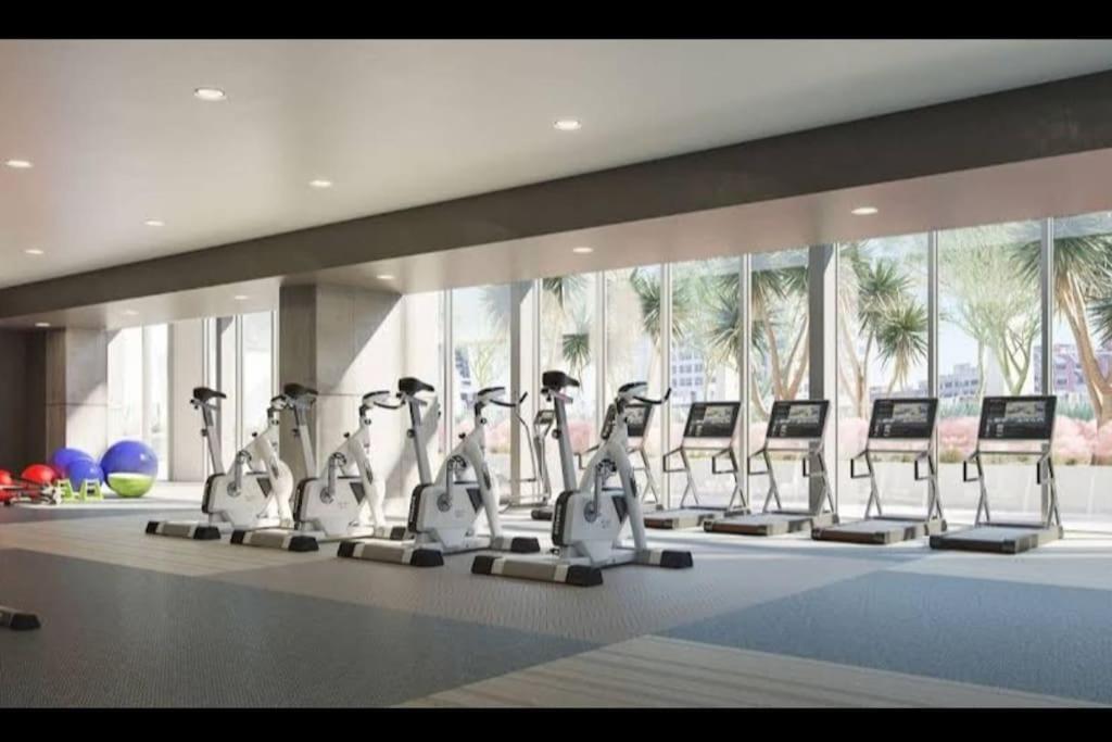 High Rise 3 Bedroom Sleeps 9 Walk to Cripto Arena in 20 Minutes