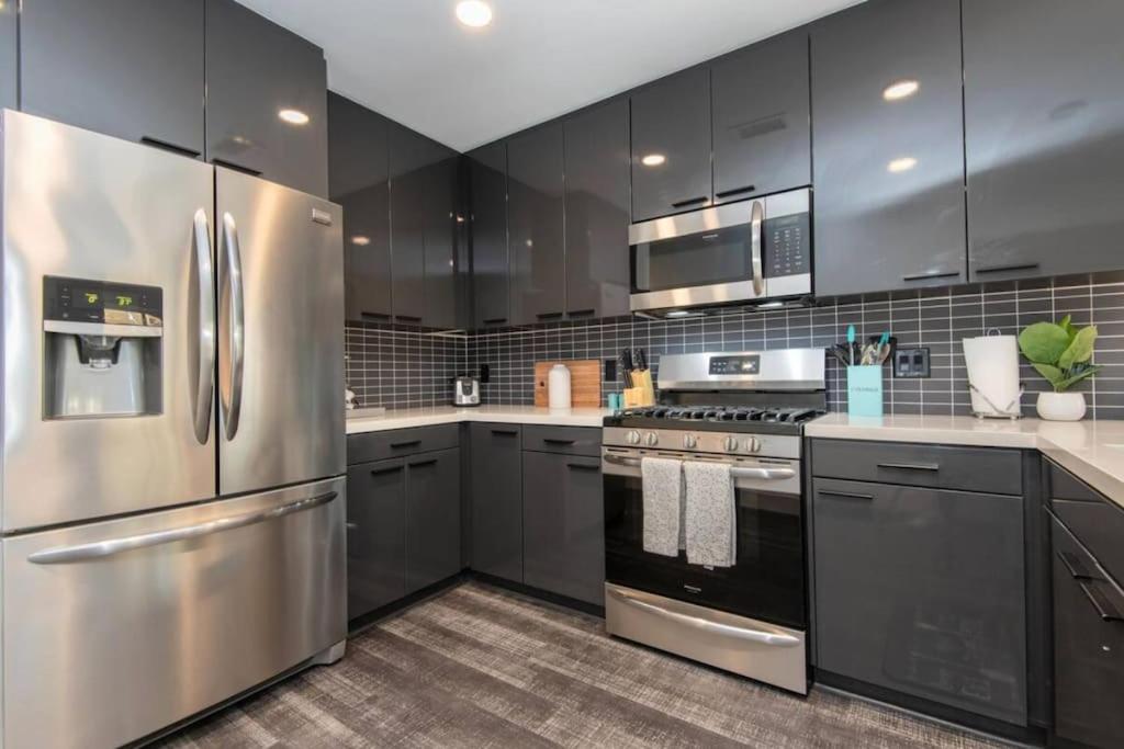 High Rise 3 Bedroom Sleeps 9 Walk to Cripto Arena in 20 Minutes