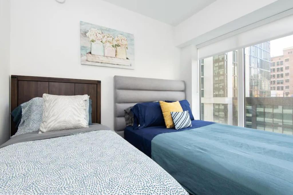 High Rise 3 Bedroom Sleeps 9 Walk to Cripto Arena in 20 Minutes