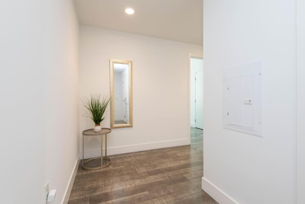 High Rise 3 Bedroom Sleeps 9 Walk to Cripto Arena in 20 Minutes