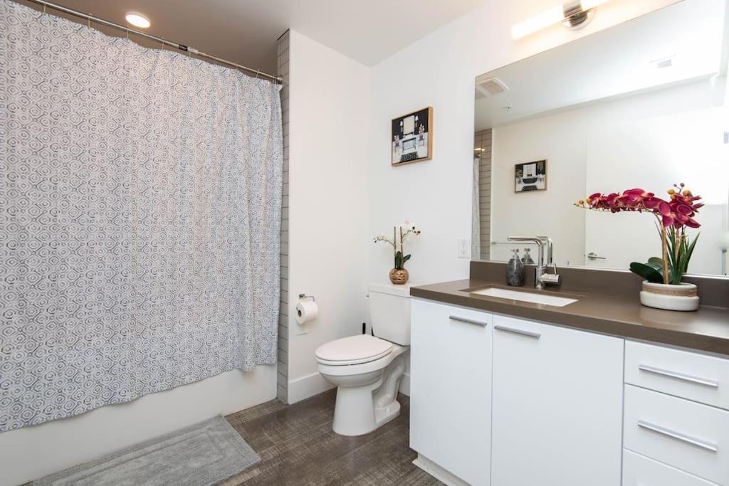 High Rise 3 Bedroom Sleeps 9 Walk to Cripto Arena in 20 Minutes