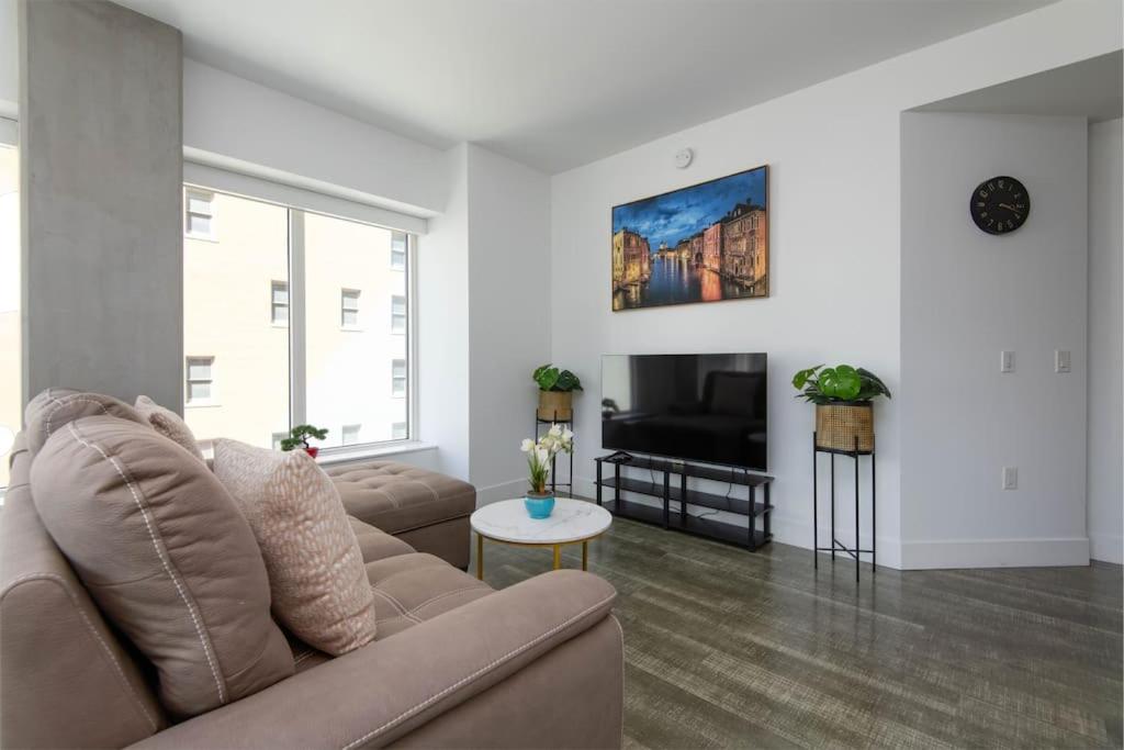 High Rise 3 Bedroom Sleeps 9 Walk to Cripto Arena in 20 Minutes