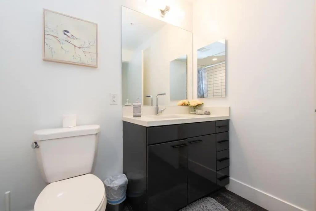 High Rise 3 Bedroom Sleeps 9 Walk to Cripto Arena in 20 Minutes