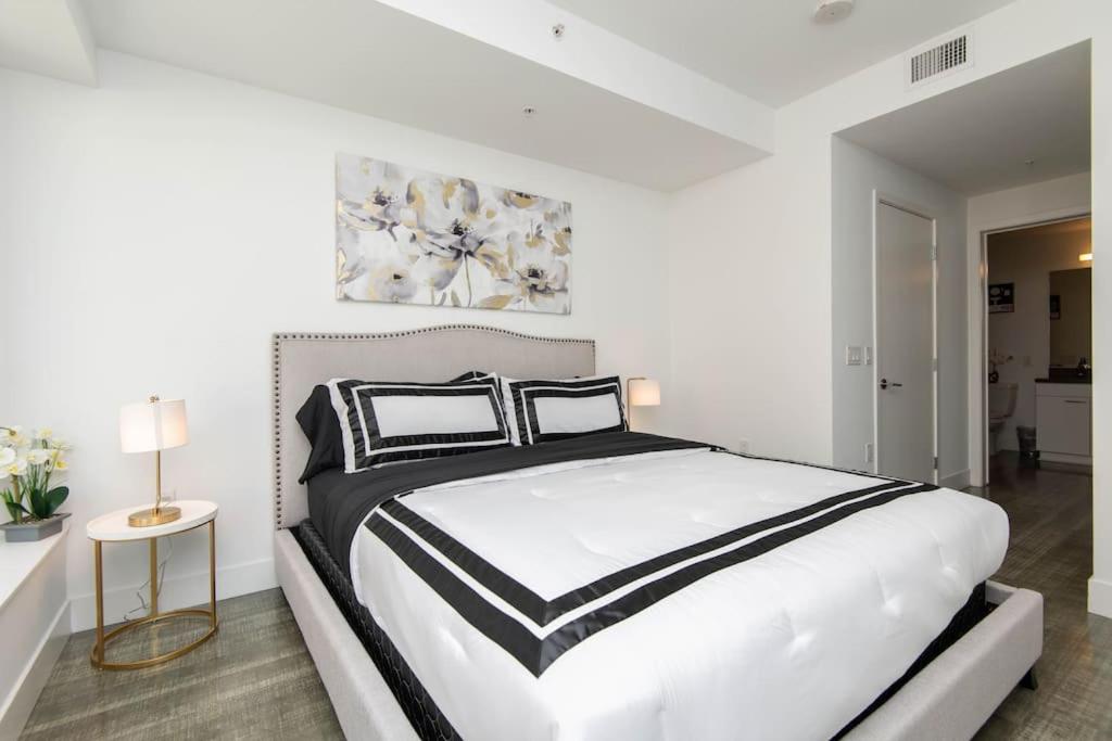 High Rise 3 Bedroom Sleeps 9 Walk to Cripto Arena in 20 Minutes