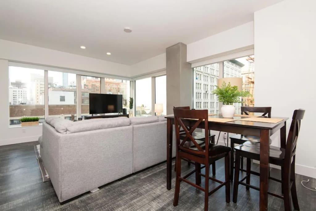 High Rise 3 Bedroom Sleeps 9 Walk to Cripto Arena in 20 Minutes
