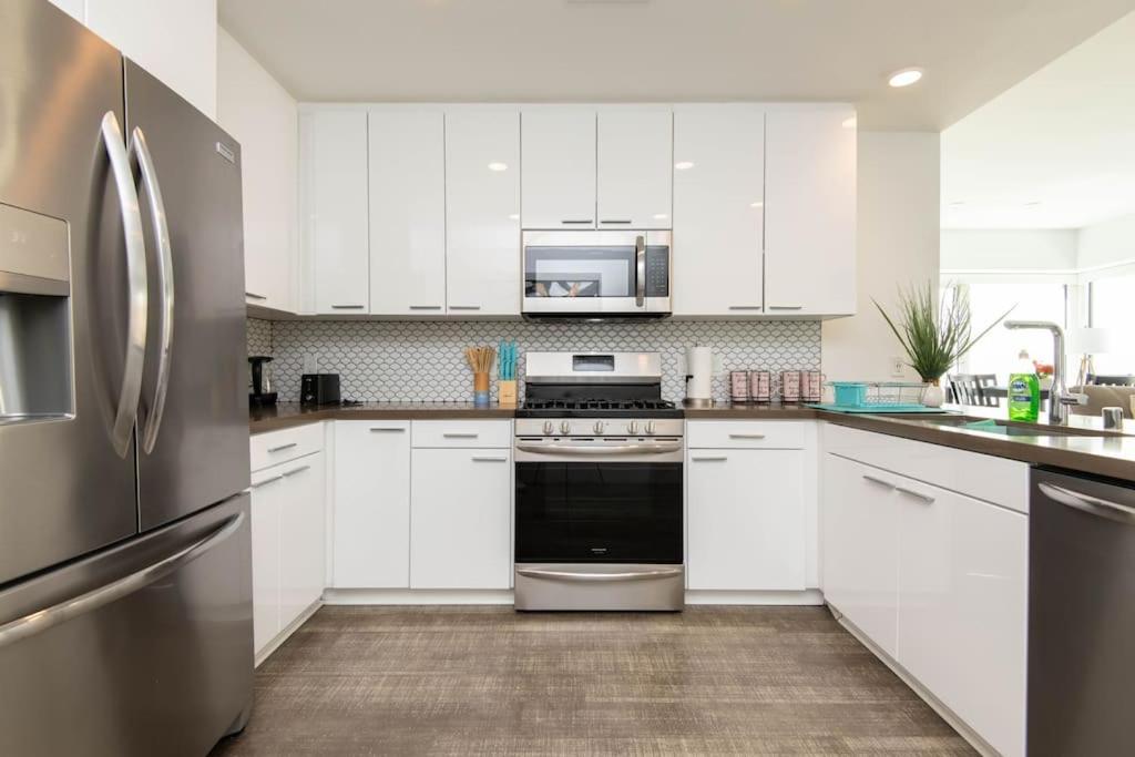 High Rise 3 Bedroom Sleeps 9 Walk to Cripto Arena in 20 Minutes