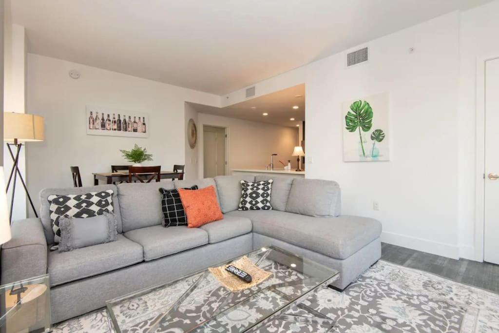 High Rise 3 Bedroom Sleeps 9 Walk to Cripto Arena in 20 Minutes
