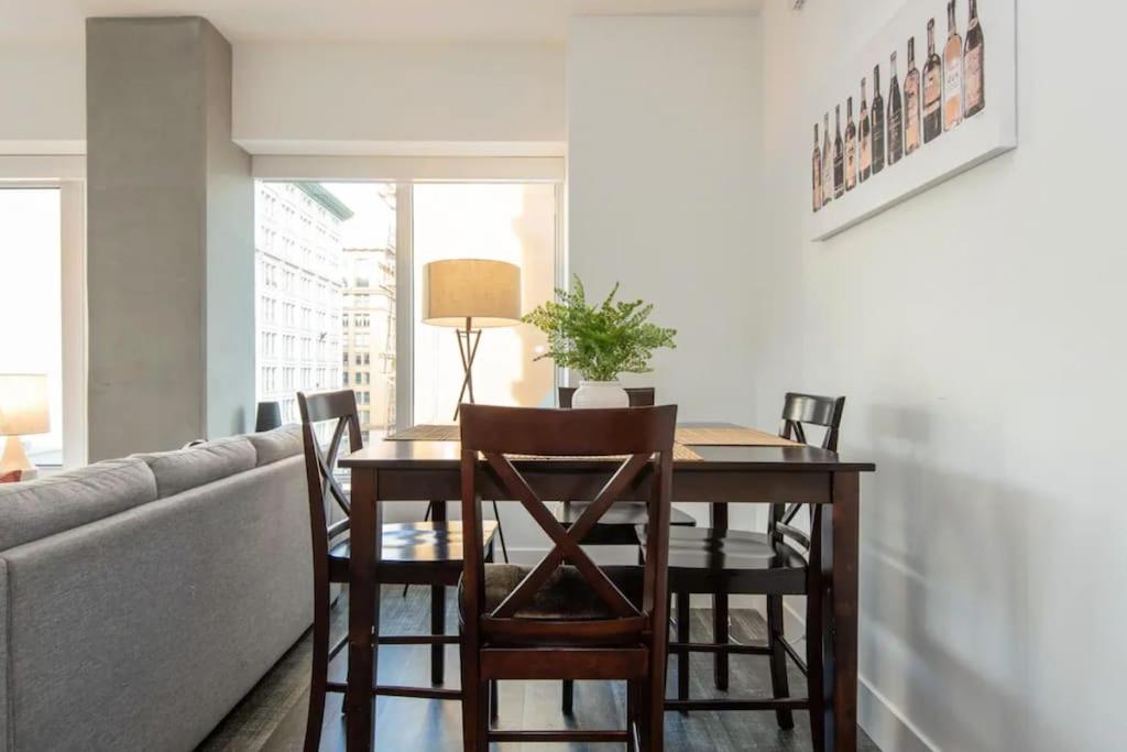 High Rise 3 Bedroom Sleeps 9 Walk to Cripto Arena in 20 Minutes