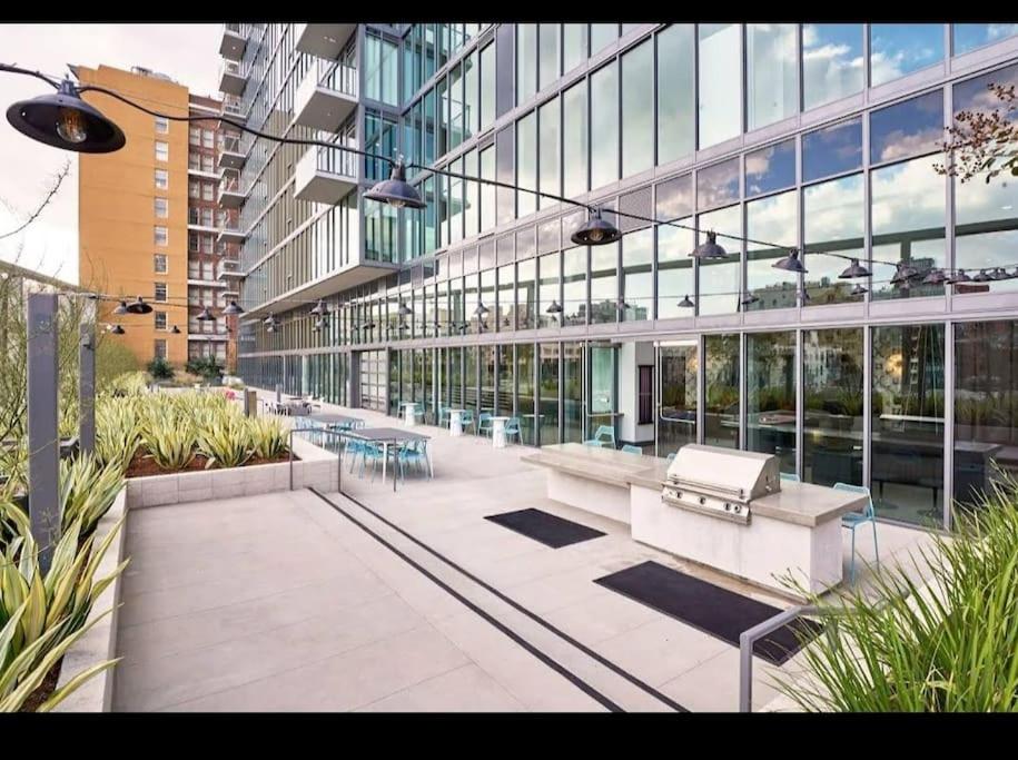 High Rise 3 Bedroom Sleeps 9 Walk to Cripto Arena in 20 Minutes
