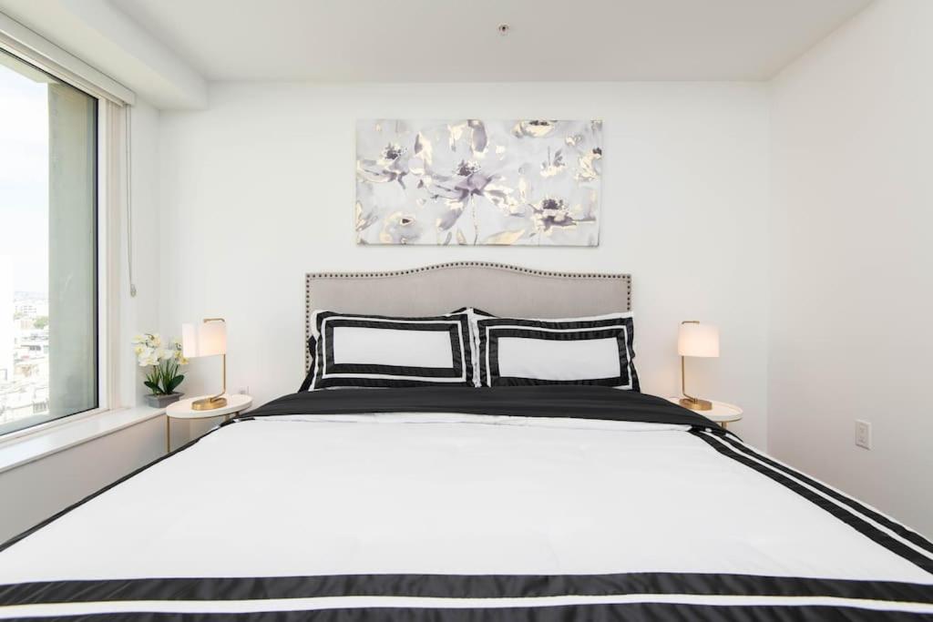 High Rise 3 Bedroom Sleeps 9 Walk to Cripto Arena in 20 Minutes