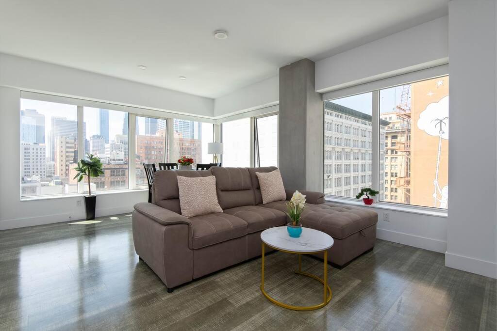 High Rise 3 Bedroom Sleeps 9 Walk to Cripto Arena in 20 Minutes