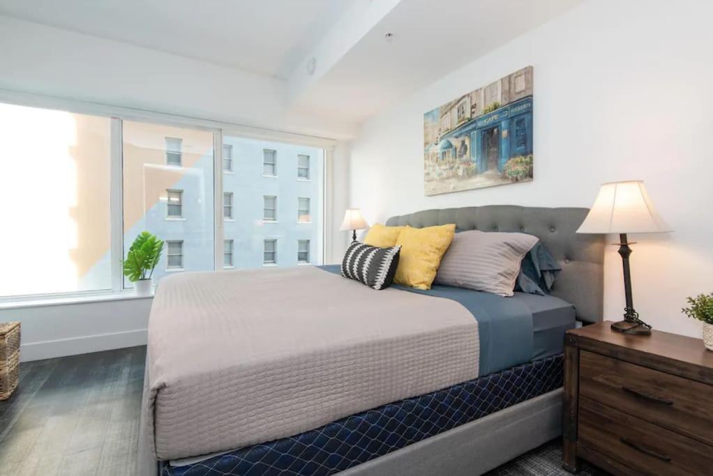 High Rise 3 Bedroom Sleeps 9 Walk to Cripto Arena in 20 Minutes