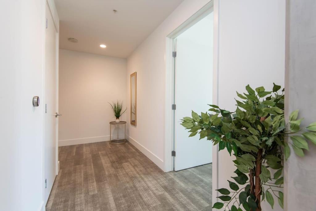 High Rise 3 Bedroom Sleeps 9 Walk to Cripto Arena in 20 Minutes