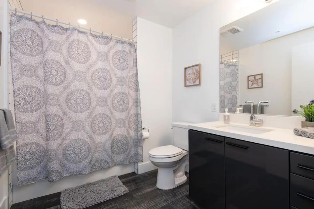 High Rise 3 Bedroom Sleeps 9 Walk to Cripto Arena in 20 Minutes