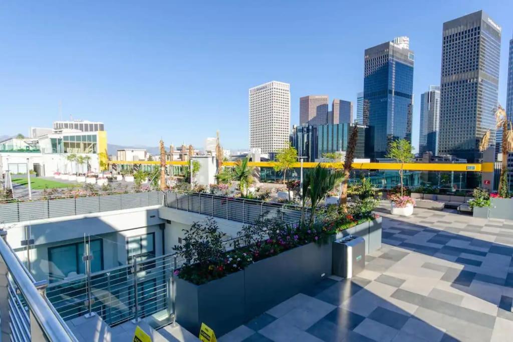 High Rise 3 Bedroom Sleeps 9 Walk to Cripto Arena in 20 Minutes