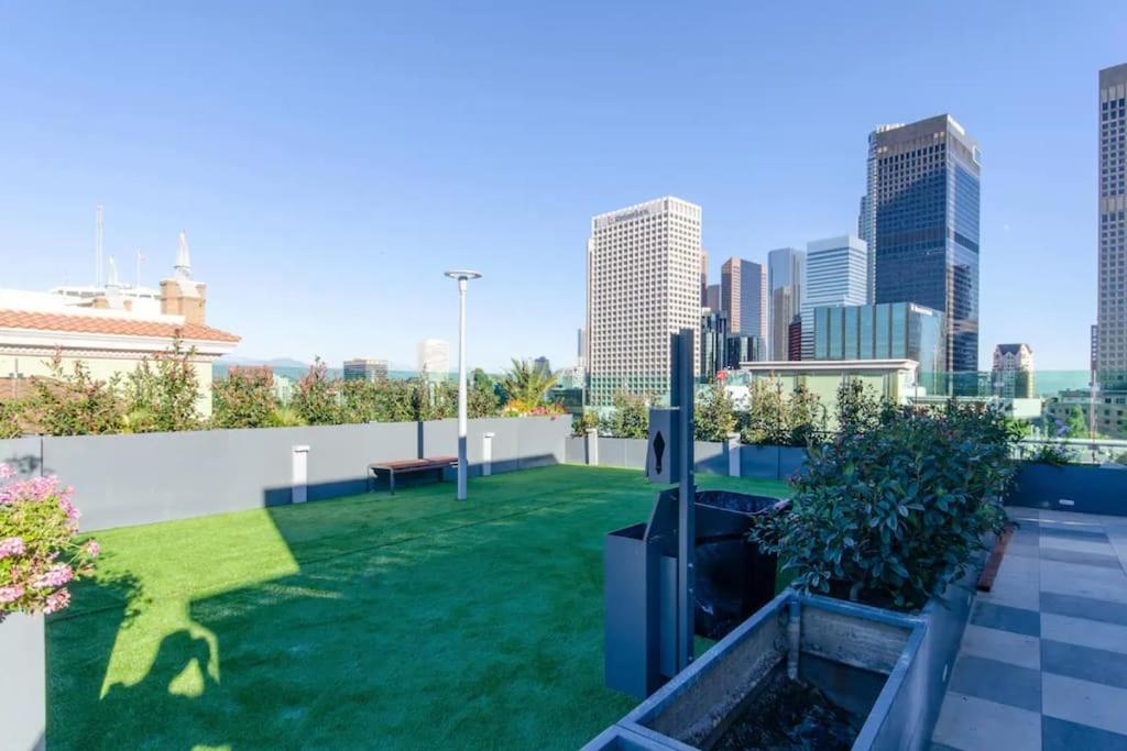 High Rise 3 Bedroom Sleeps 9 Walk to Cripto Arena in 20 Minutes