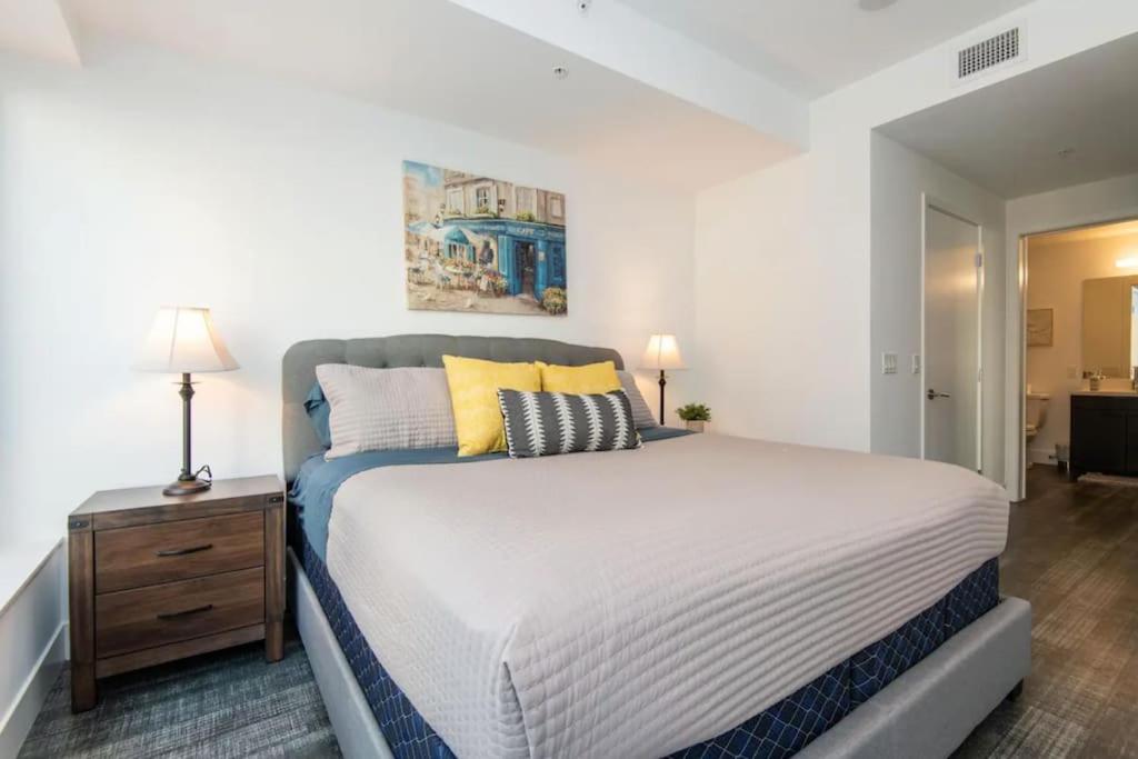 High Rise 3 Bedroom Sleeps 9 Walk to Cripto Arena in 20 Minutes