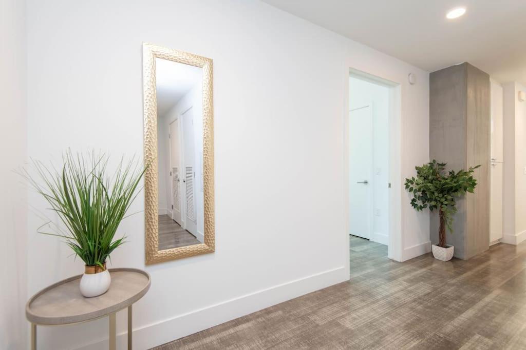 High Rise 3 Bedroom Sleeps 9 Walk to Cripto Arena in 20 Minutes