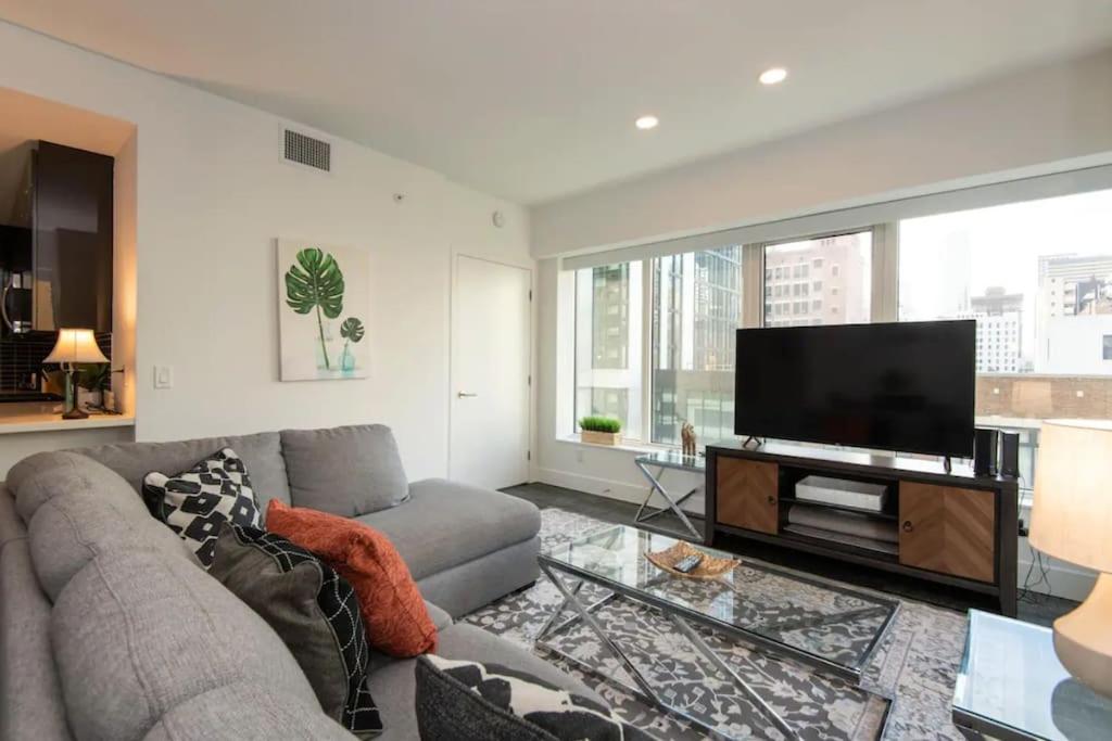 High Rise 3 Bedroom Sleeps 9 Walk to Cripto Arena in 20 Minutes
