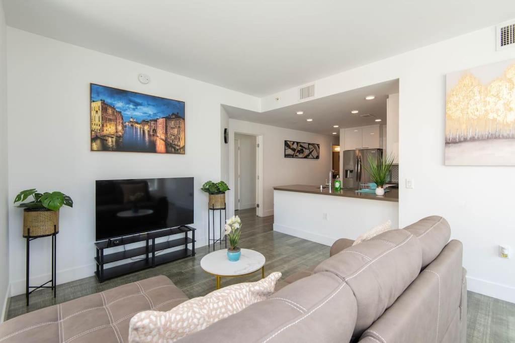 High Rise 3 Bedroom Sleeps 9 Walk to Cripto Arena in 20 Minutes