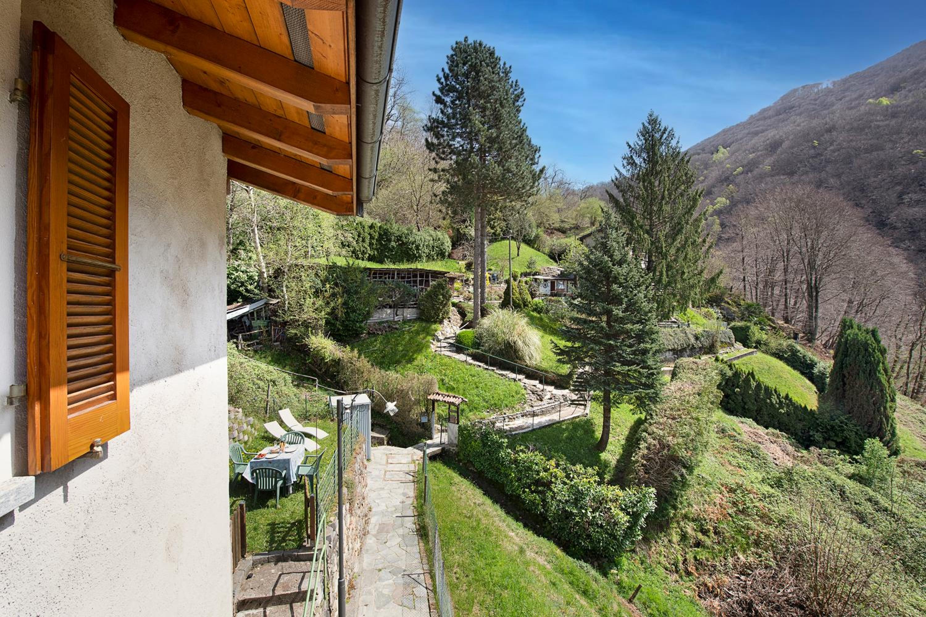 Casa Lara: Cosy Alpine Home Near Lugano + Garden (Sleeps 5) - Happy Rentals