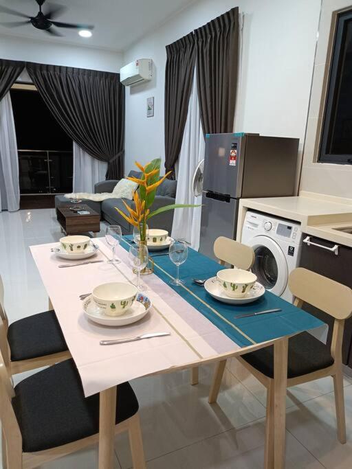 Johor Bahru Seaview freeWifi parking 3BR3BD2-9paxs