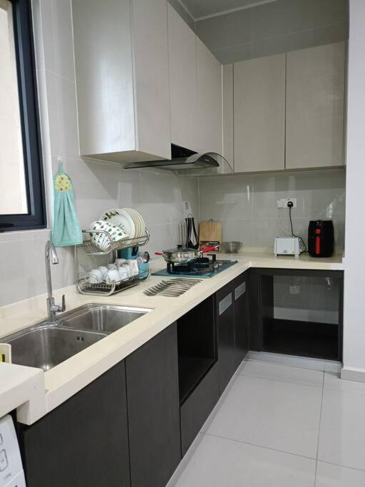 Johor Bahru Seaview freeWifi parking 3BR3BD2-9paxs