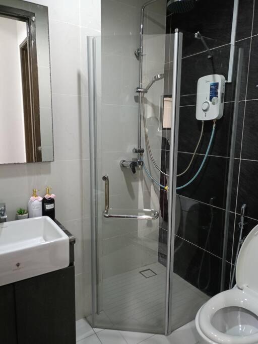 Johor Bahru Seaview freeWifi parking 3BR3BD2-9paxs
