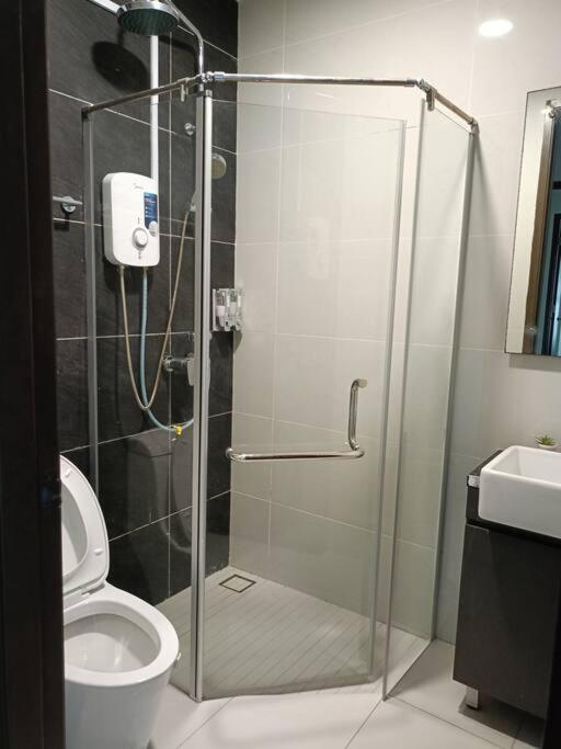 Johor Bahru Seaview freeWifi parking 3BR3BD2-9paxs