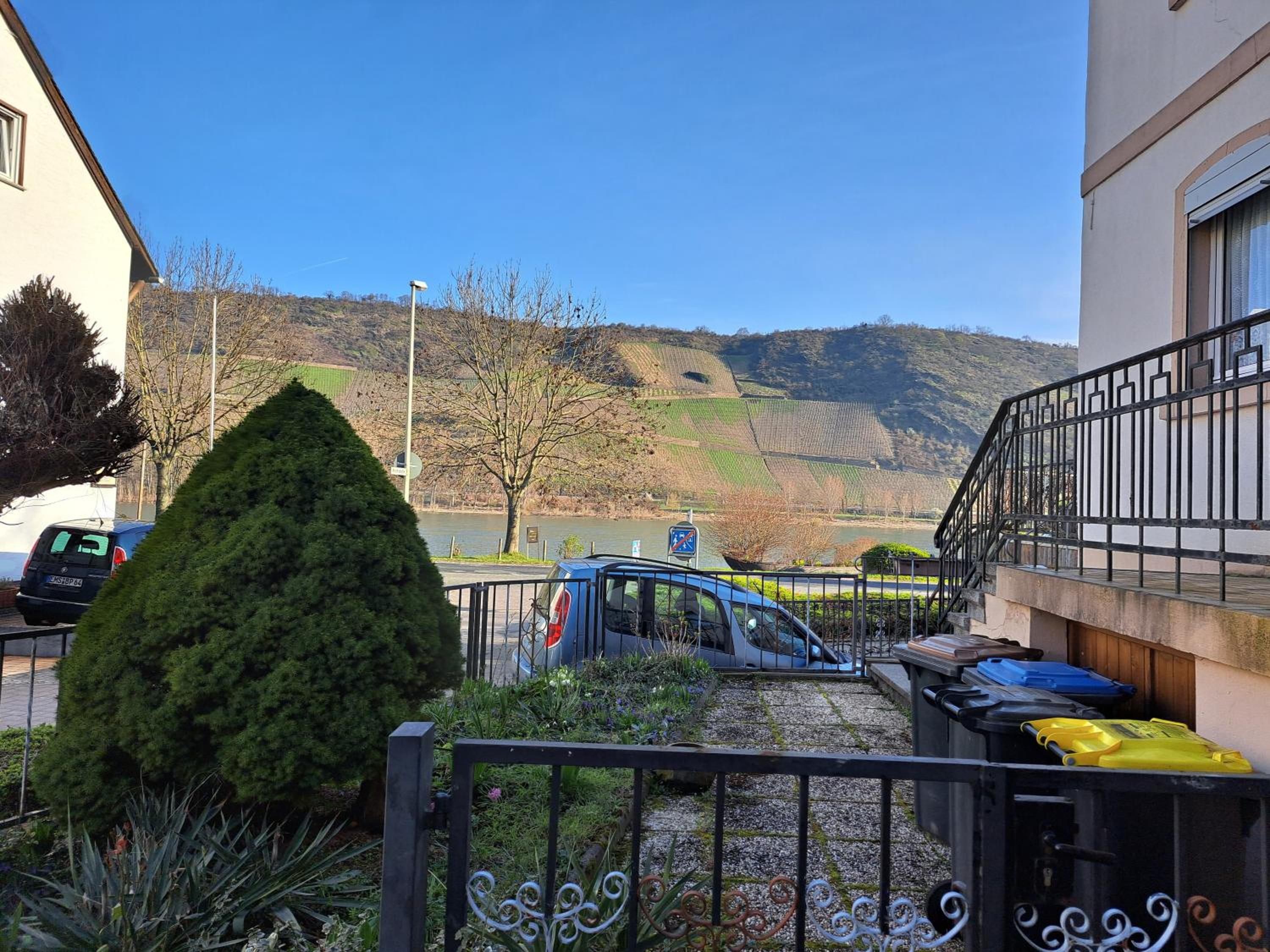 Privatzimmer mit eigenem Bad und Blick auf den Rhein
