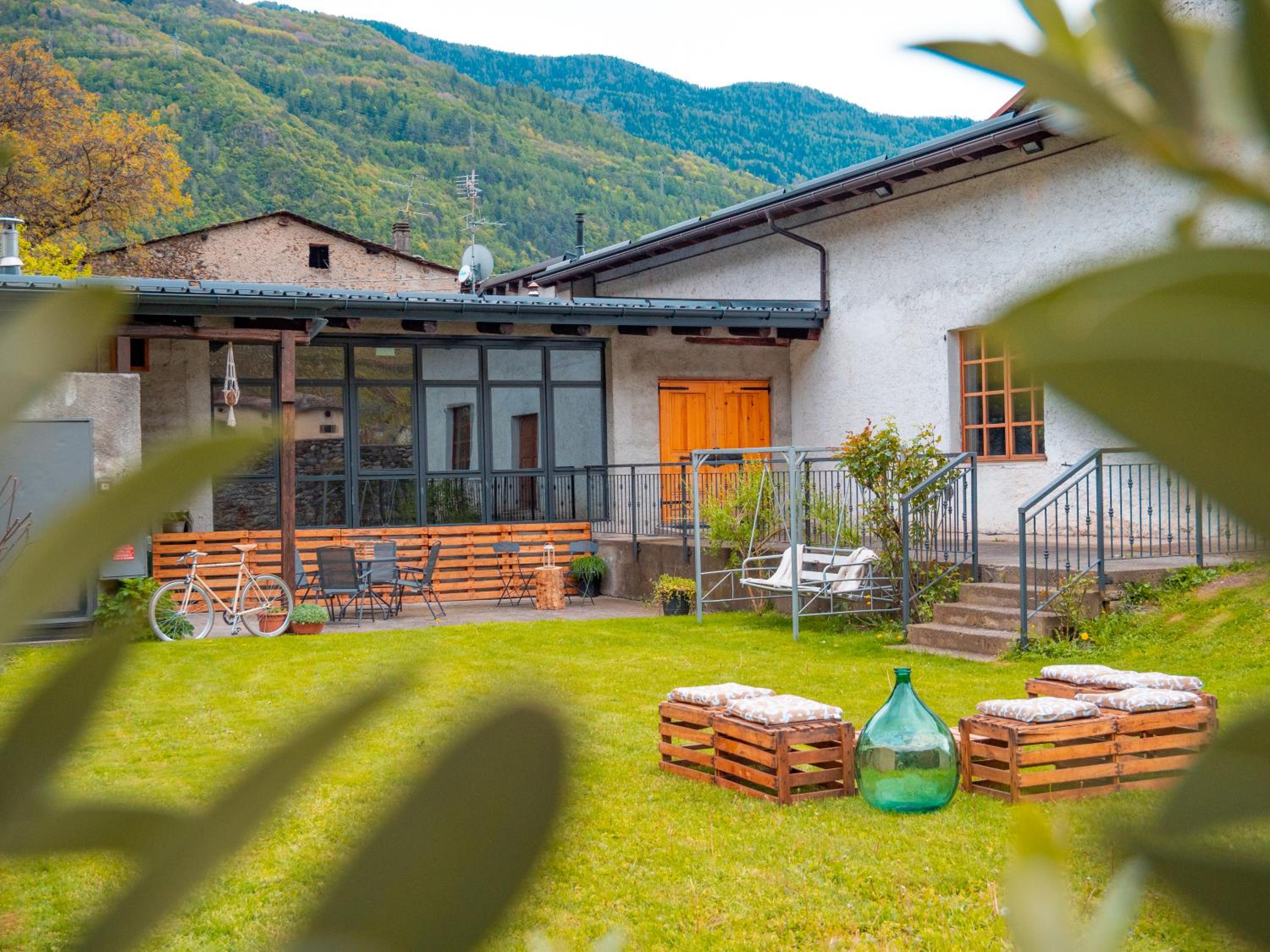 Dimora Perla di Villa - Spacious Wine Estate Retreat near Bernina Express view 4