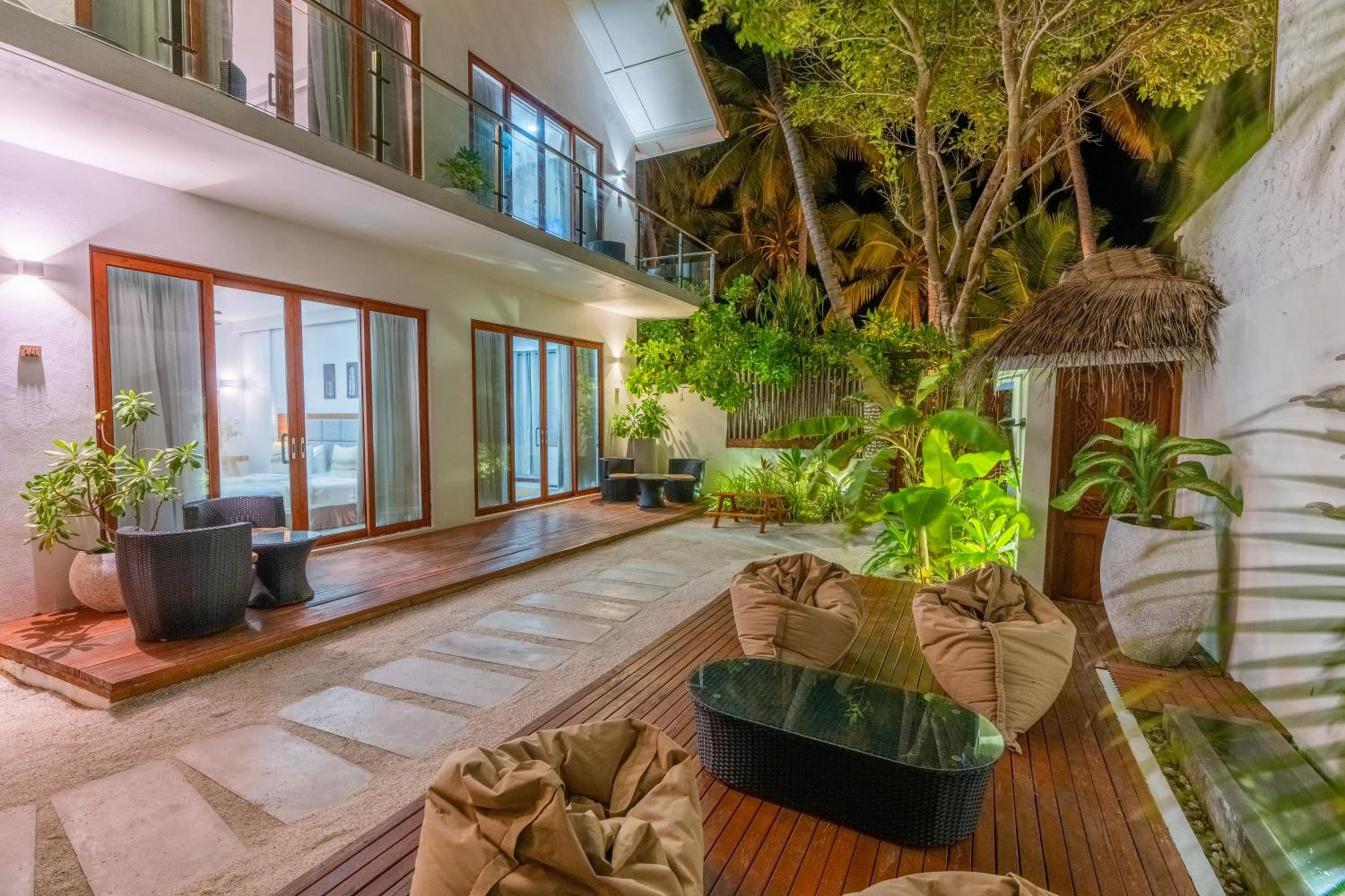Veli Vilaa Dhiffushi - Beachfront