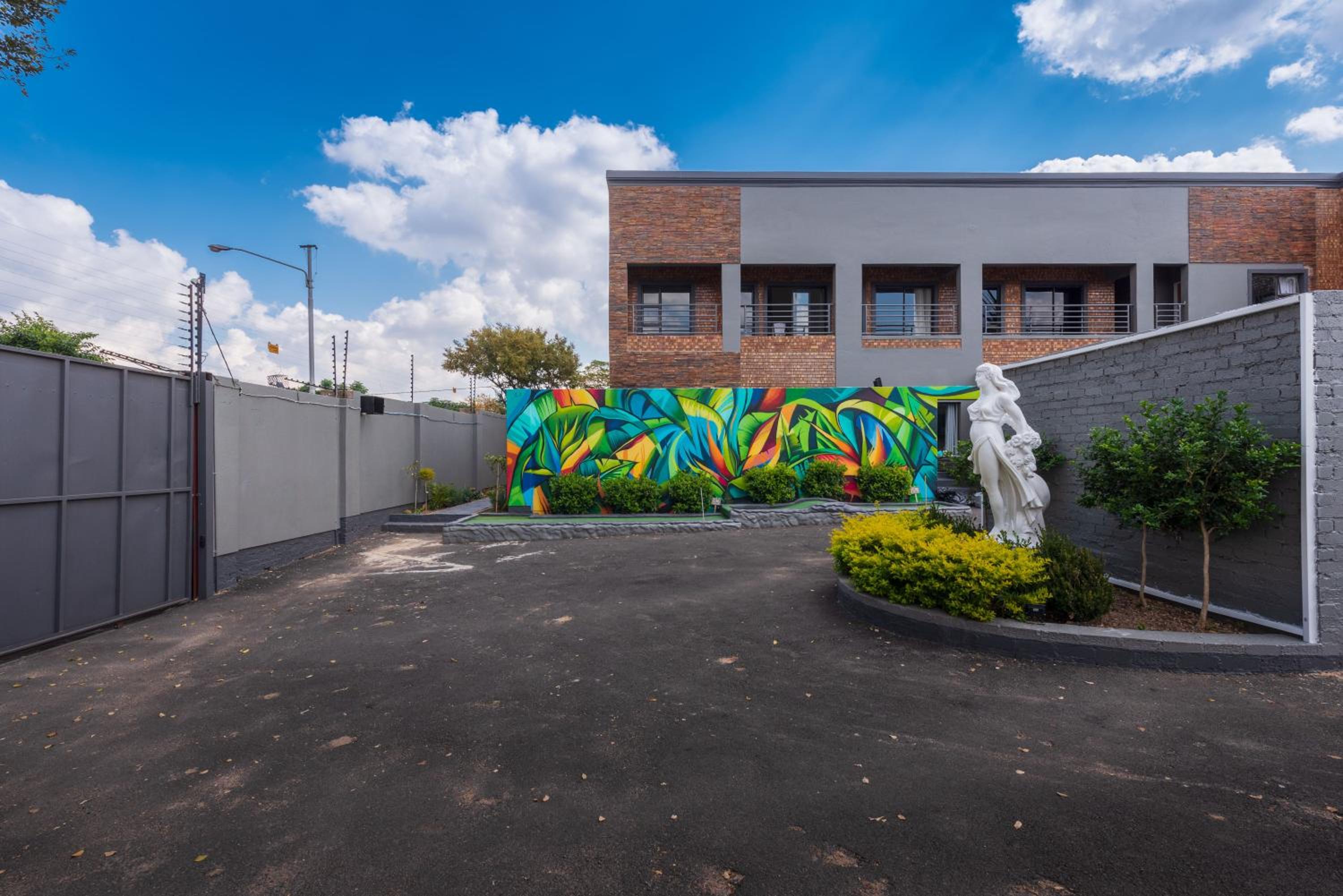 Evans Village - Apartments & Spa