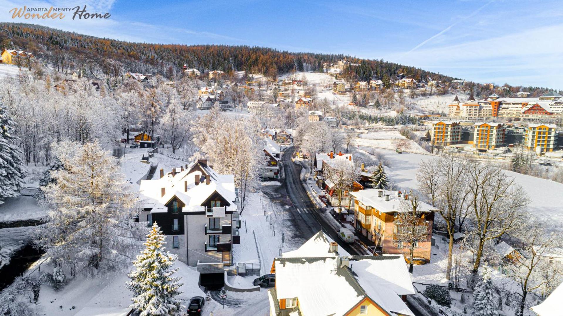 Apartament Wonder Home z tarasem, blisko wyciągów Ski Arena i Winterpol, aquaparku i kościoła Wang