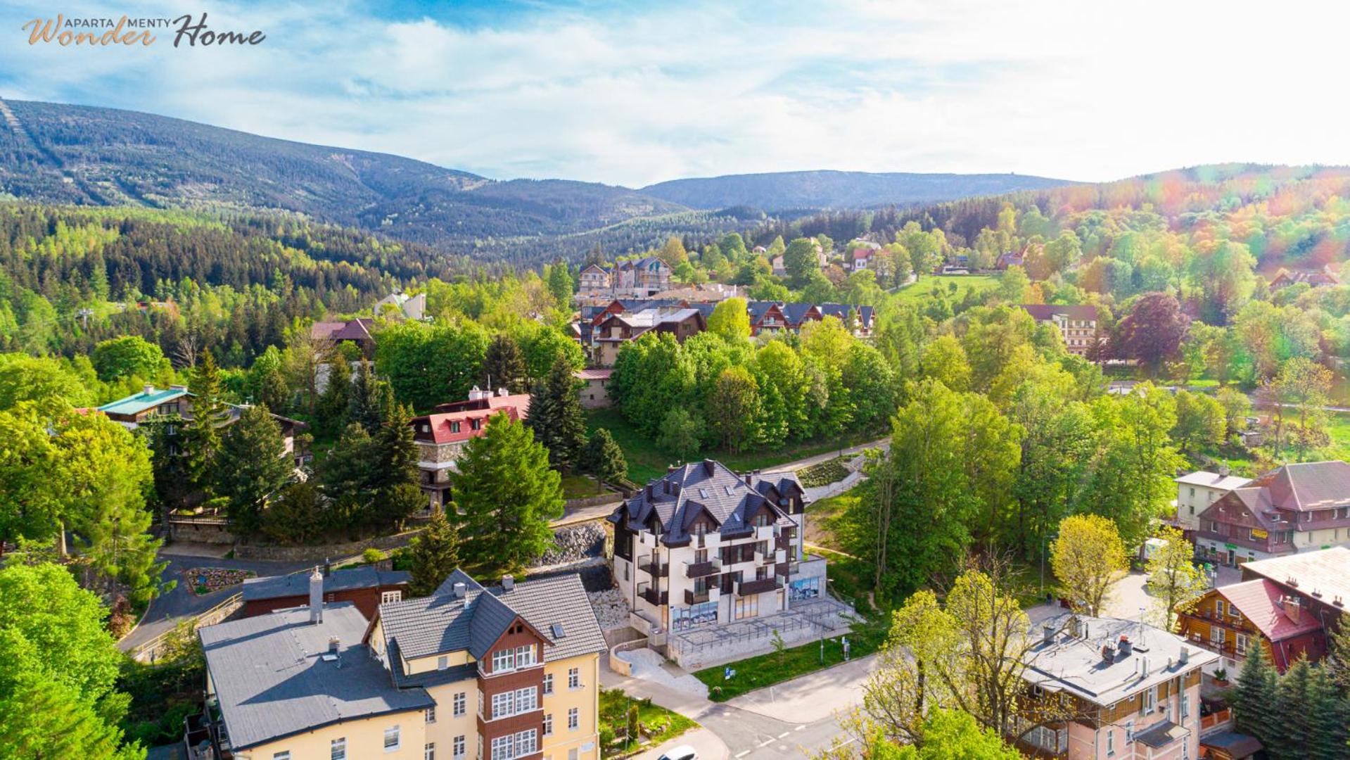 Apartament Wonder Home z tarasem, blisko wyciągów Ski Arena i Winterpol, aquaparku i kościoła Wang