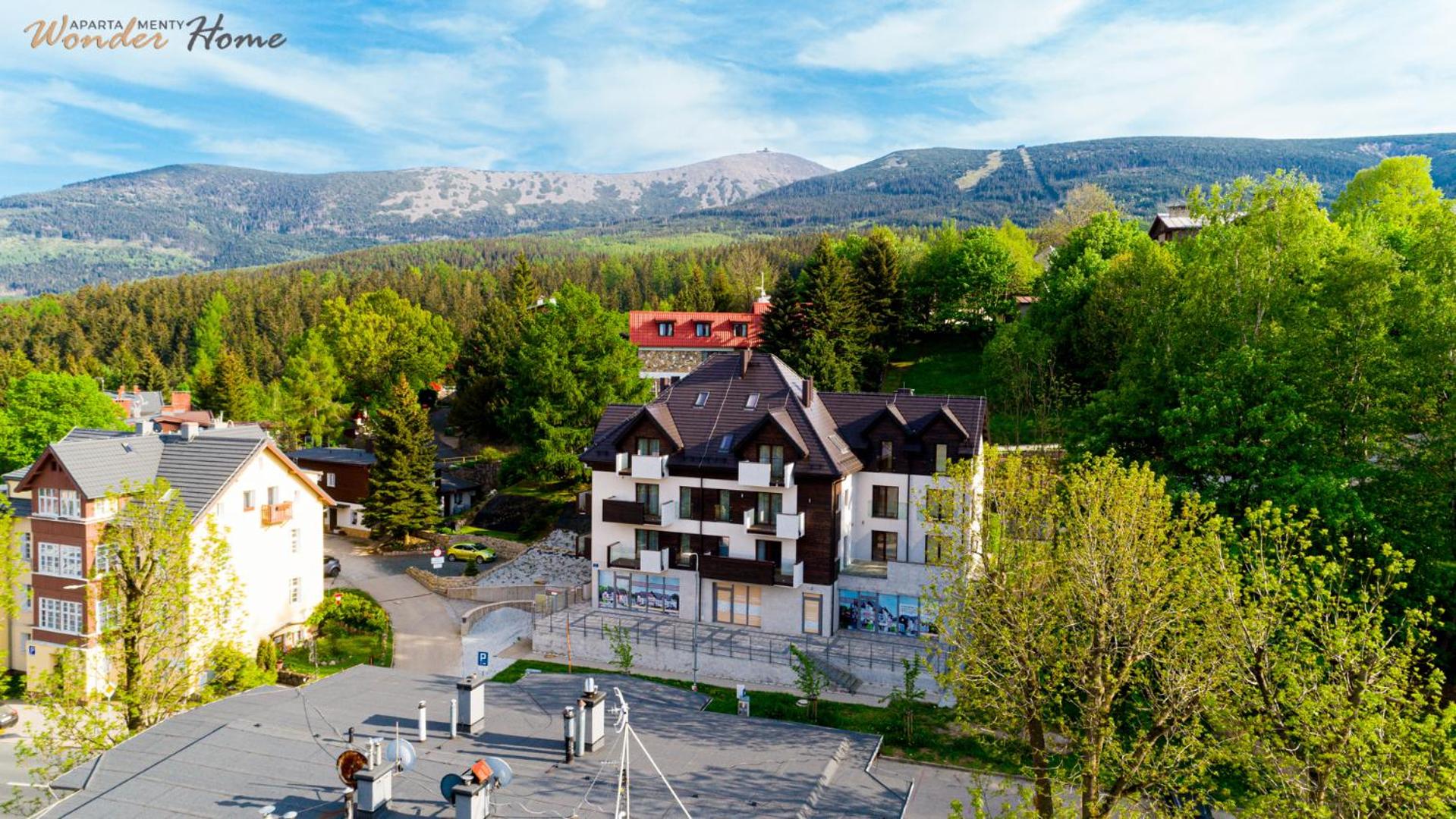 Apartament Wonder Home z tarasem, blisko wyciągów Ski Arena i Winterpol, aquaparku i kościoła Wang